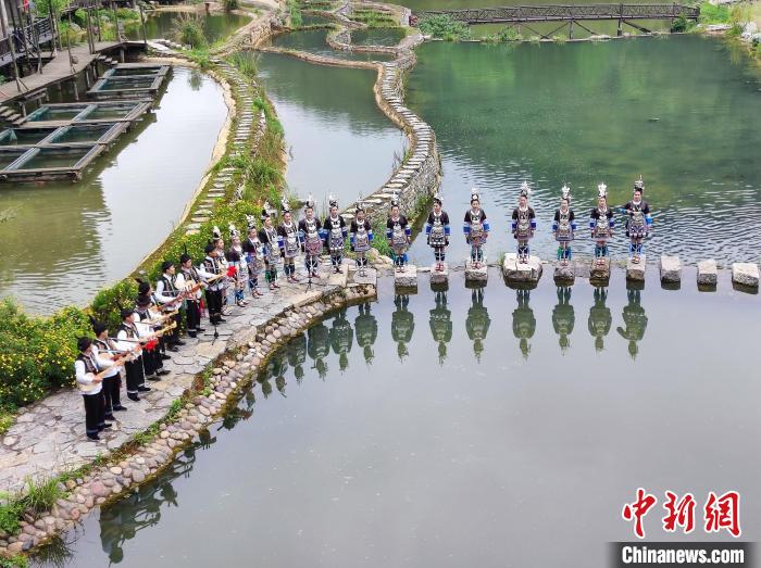 2023貴州非遺季“璀璨烏江寨·非遺嘉年華”系列活動(dòng)中展示的侗族大歌?！⒚懒?攝