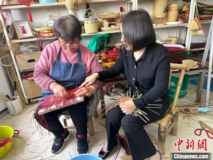 徐行草編傳承人王勤:傳統(tǒng)手藝與現(xiàn)代技術碰出非遺文化新魅力