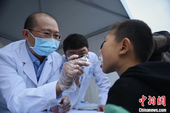 現(xiàn)場(chǎng)義診?！∷拇ㄊ⌒l(wèi)健委供圖