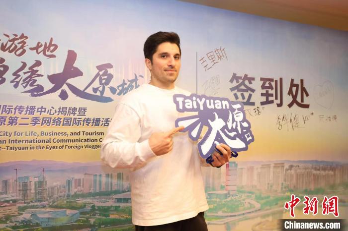 來(lái)自敘利亞的拉丁說(shuō)，會(huì)將此行所見所聞分享給海外網(wǎng)友?！∪~嫻豆 攝