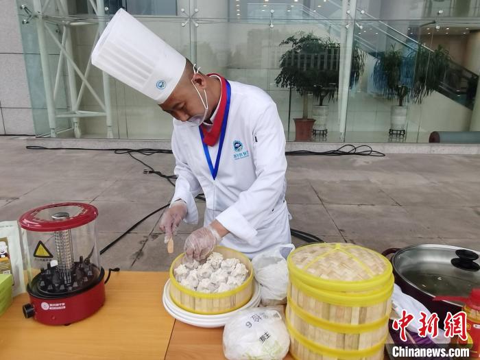 圖為內(nèi)蒙古面點師在杭州制作特色小吃稍麥?！±類燮?攝