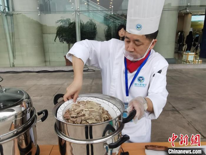 圖為內(nèi)蒙古廚師在杭州制作手把肉?！±類燮?攝