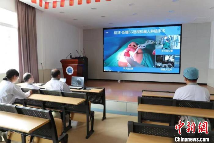 圖為：福建醫(yī)科大學附屬口腔醫(yī)院陳江教授正在遠程指導。　鄧夏芳供圖