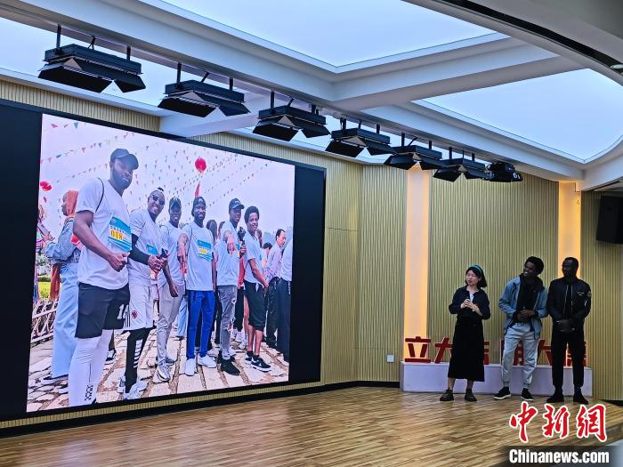 第二屆中非青年共話友好視頻分享交流會(huì)上，非洲留學(xué)生們分享此行感受及創(chuàng)作的短視頻。　廖珍妹 攝
