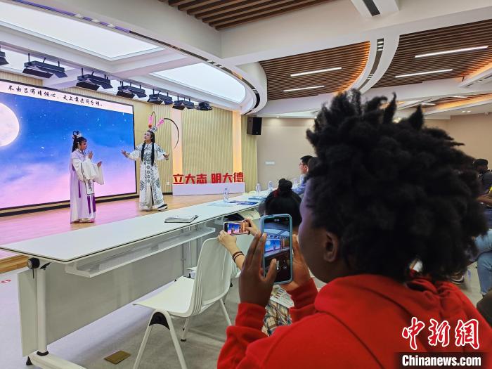 歌仔戲《國(guó)色傾城之貂蟬篇》受非洲留學(xué)生青睞。圖為非洲留學(xué)生用手機(jī)記錄表演精彩瞬間?！×握涿?攝