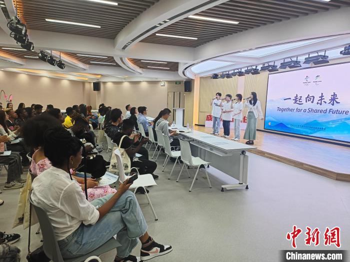 閩南師范大學(xué)為非洲留學(xué)生安排了精彩節(jié)目表演。圖為該校學(xué)生獻(xiàn)唱歌曲《一起向未來(lái)》?！×握涿?攝