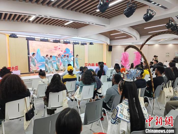 閩南師范大學(xué)為非洲留學(xué)生安排了精彩節(jié)目，留學(xué)生們?cè)俅晤I(lǐng)略中華傳統(tǒng)文化魅力?！×握涿?攝
