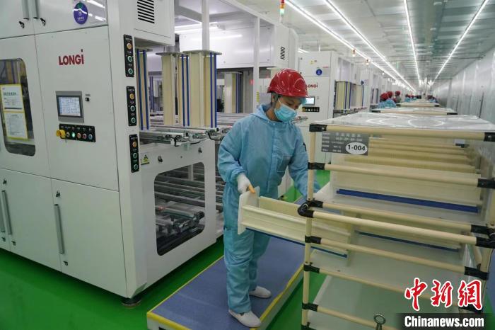 圖為隆基電池工廠工人正在工作?！∷蚊滥?攝