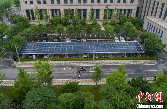 圖為西安交大創(chuàng)新港光儲(chǔ)充一體化智慧光伏停車場(chǎng)。　宋美娜 攝