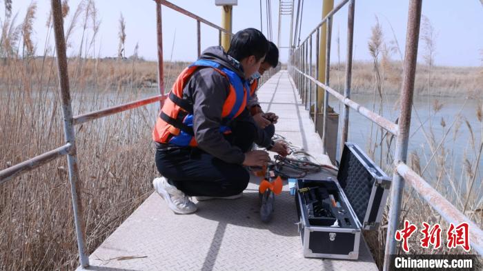 科研人員監(jiān)測(cè)水流量數(shù)據(jù)。　黨婷 攝