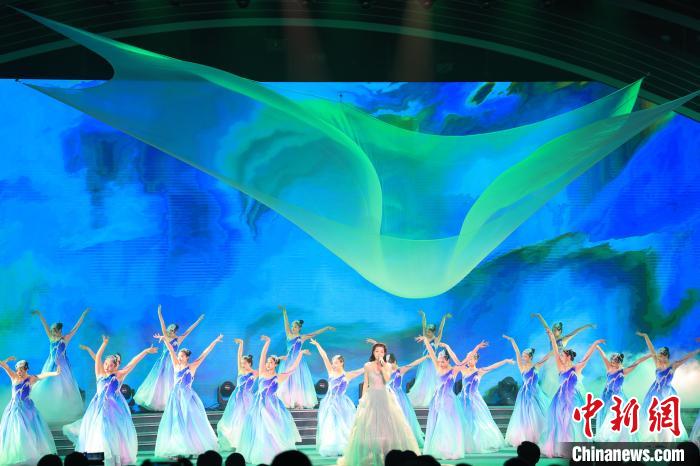 第十二屆江蘇園藝博覽會(huì)在連云港開(kāi)幕。圖為開(kāi)幕式現(xiàn)場(chǎng)演出?！≈鬓k方供圖