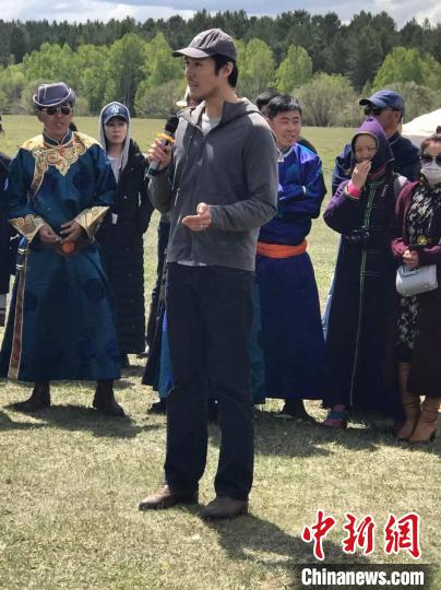 資料圖。趙式慶帶著香港大學(xué)生在鄂溫克草原進行田野調(diào)查?！≮w式慶 供圖