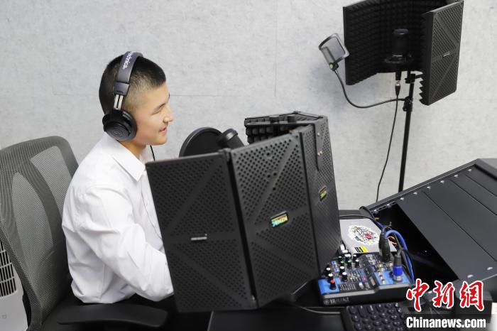 圖為喬加旺同學在錄音棚中為《孤單音樂劇》做有聲播講。　王在御 攝