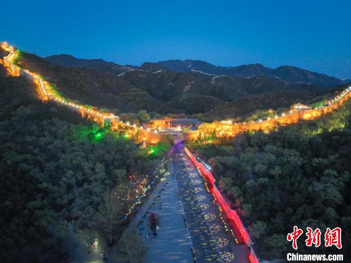 圖為北京八達(dá)嶺夜長(zhǎng)城?！?lt;a target='_blank' href='/'>中新社</a>記者 賈天勇 攝