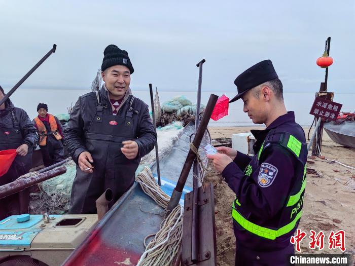 民警登記作業(yè)船只?！⊥跏琅d 攝