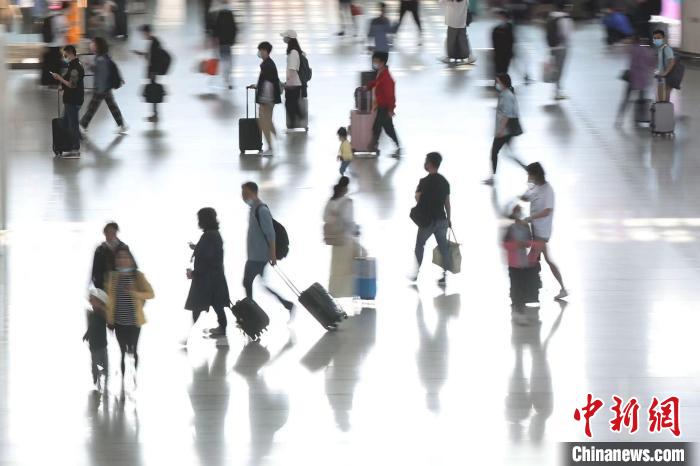 旅客出行。(資料圖) 泱波 攝