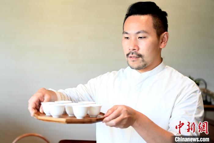 陳耘嘉將剛泡好的茶，端給客人品嘗。　張金川 攝