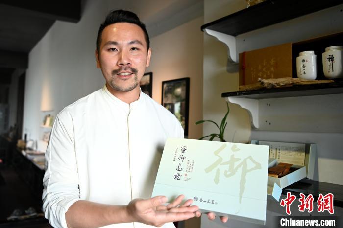 陳耘嘉將他爺爺陳岳山的書法和茶道相結(jié)合，用來包裝文創(chuàng)茶葉，展現(xiàn)代代傳承的茶香墨韻?！埥鸫?攝