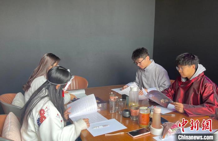 參與劇本殺選修課的學(xué)生多為劇本殺愛好者?！铎o 攝