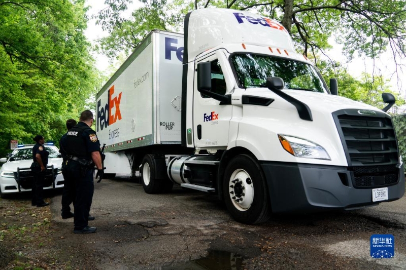 4月26日，在美國(guó)田納西州孟菲斯，運(yùn)送大熊貓“丫丫”的車隊(duì)駛離孟菲斯動(dòng)物園，前往機(jī)場(chǎng)。新華社記者 劉杰 攝