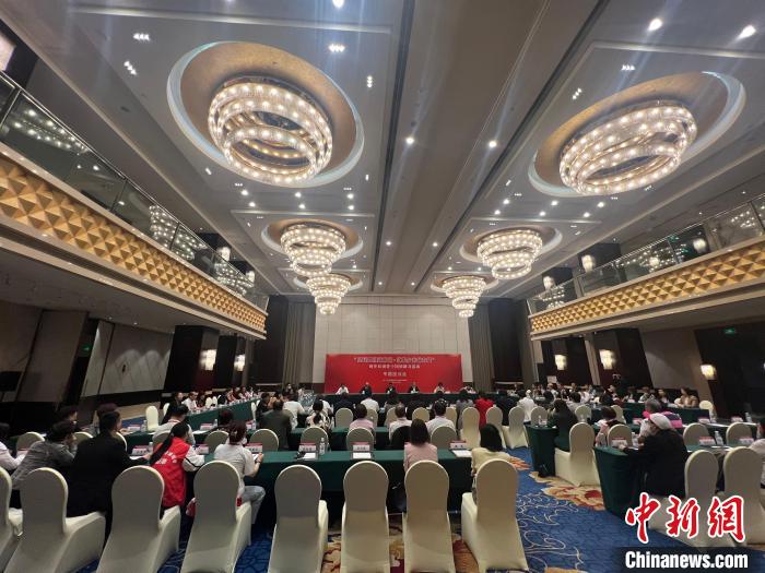 座談會(huì)現(xiàn)場?！≡酪劳?攝