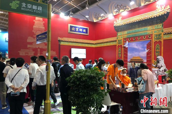 圖為第19屆中華全國集郵展覽上的北京郵政展位?！∪~娜 攝