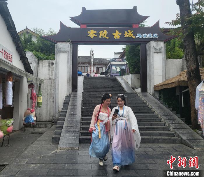 零陵古城吸引很多喜歡國潮的年輕人來游玩?！√菩∏?攝