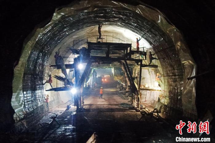 圖為下關(guān)隧道內(nèi)部?！≈需F二十局供圖