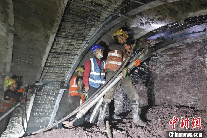 圖為建設(shè)者在下關(guān)隧道內(nèi)施工。　中鐵二十局供圖
