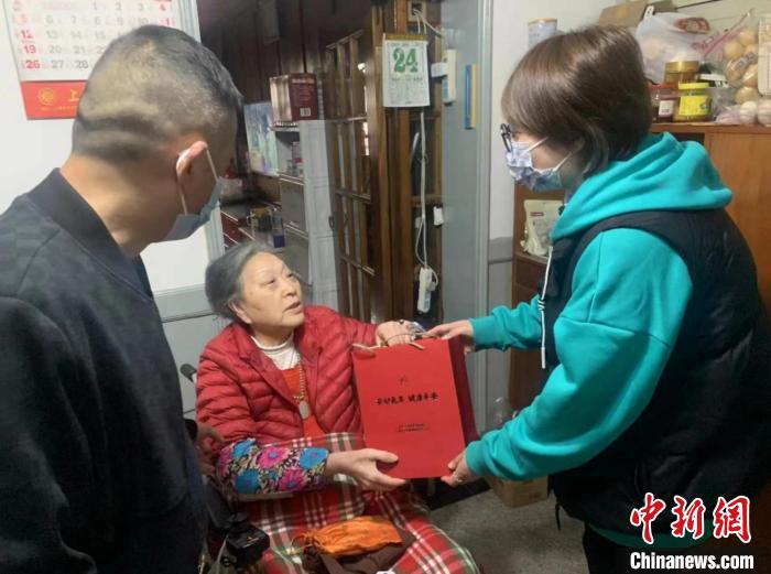 向僑界老人發(fā)放“健康暖心包”?！＄娦?攝