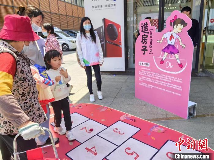 奶奶給小孫女講“造房子”游戲?！≠Z宇巍 攝