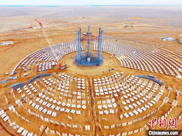 近年來，光熱發(fā)電產(chǎn)業(yè)成為甘肅酒泉市玉門市新名片。圖為玉門鑫能5萬千瓦光熱項目建設(shè)工地?！铌?　攝