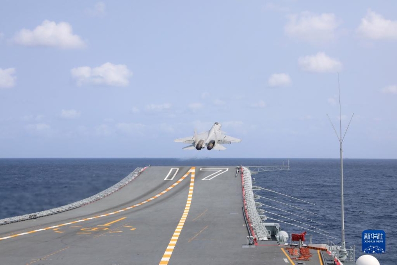 這是殲-15艦載機(jī)從海軍山東艦起飛升空（4月9日攝）。新華社發(fā)（安妮 攝）.jpg