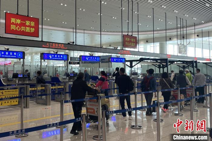 在廈門(mén)五通客運(yùn)碼頭通關(guān)現(xiàn)場(chǎng)，經(jīng)由廈金航線往返的兩岸旅客逐月增多。 傅斯雅 攝.jpeg