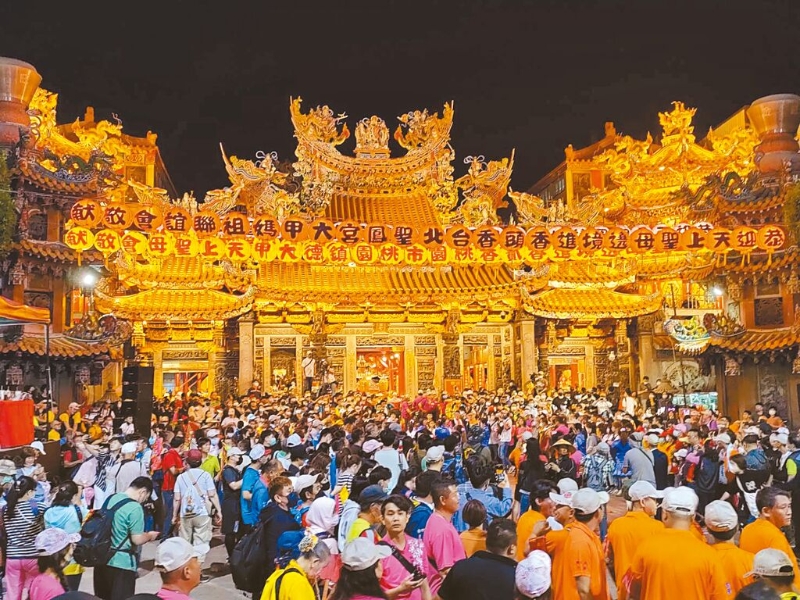 臺(tái)中市宗教盛事大甲鎮(zhèn)瀾宮媽祖遶境21日晚間起駕，展開(kāi)9天8夜的遶境行程，信眾昨晚不斷涌入鎮(zhèn)瀾宮。（潘虹恩攝） 圖片來(lái)源：臺(tái)灣“中時(shí)新聞網(wǎng)”.jpg