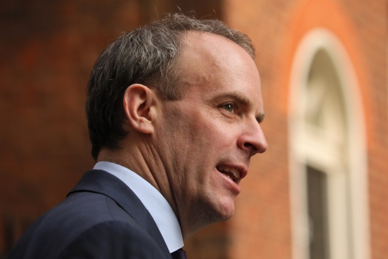 2020年4月8日，在英國倫敦，代表首相約翰遜處理有關(guān)事務(wù)的英國外交大臣拉布抵達唐寧街。（圖源：新華社）