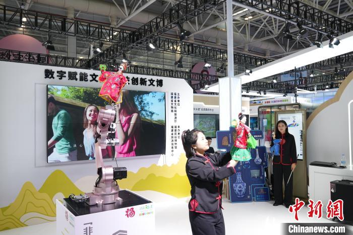 掌中木偶表演機(jī)器人正在學(xué)習(xí)掌中木偶表演?！∪~秋云 攝