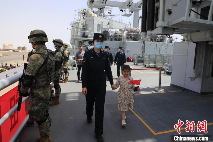 當?shù)貢r間4月28日，海軍軍艦緊急撤離第二批我在蘇丹人員和外籍人員。圖為隨艦撤離外籍人員登上微山湖艦?！±钼Z 攝