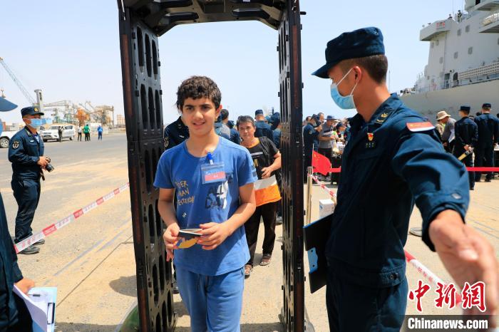 當?shù)貢r間4月28日，海軍軍艦緊急撤離第二批我在蘇丹人員和外籍人員。圖為隨艦撤離外籍人員準備登艦?！±钼Z 攝