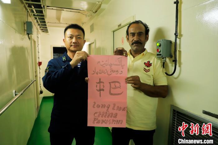 圖為隨艦撤離的外籍人員向中國海軍表示感謝?！±钼Z 攝