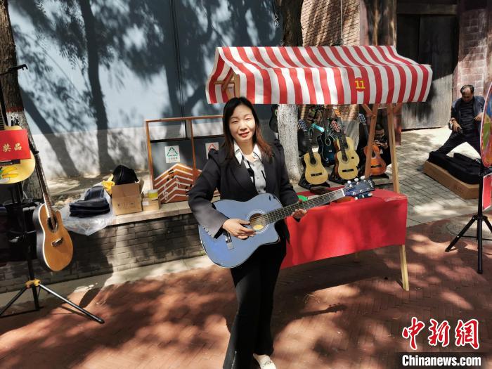 工作人員現(xiàn)場(chǎng)演奏樂(lè)器?！⊥貔i 攝