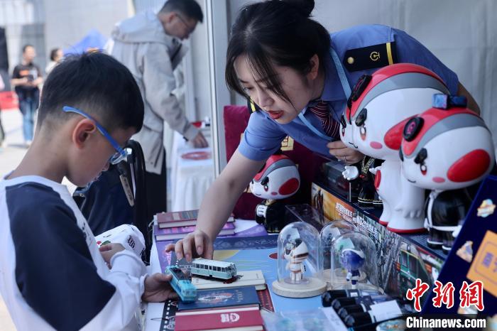 圖為“文物·創(chuàng)意·生活——2023年北京博物館文創(chuàng)市集”。　<a target='_blank' href='/'>中新社</a>記者 易海菲 攝