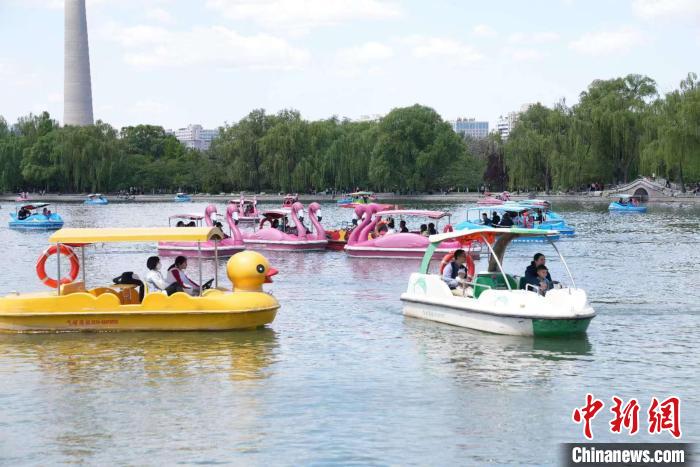 圖為市民游客在北京玉淵潭公園游玩?！”本┦袌@林綠化局供圖