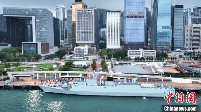 5月1日，駐港部隊香港島中區(qū)軍用碼頭組織升國旗儀式。　駐港部隊公眾號視頻截圖 攝