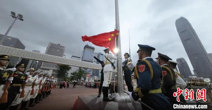 5月1日，駐港部隊香港島中區(qū)軍用碼頭組織升國旗儀式。　駐港部隊公眾號視頻截圖 攝