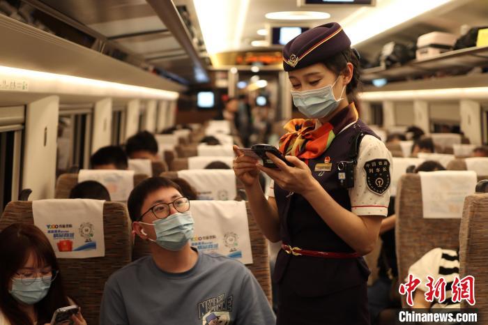 列車長羅阿倩正在工作中 黃偉偉 攝 列車長羅阿倩正在工作中 黃偉偉 攝