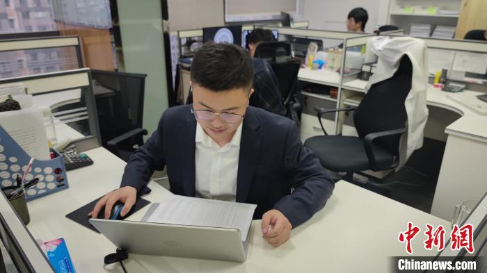 錢盛鵬在電腦前整理物資信息?！∴嚦?攝