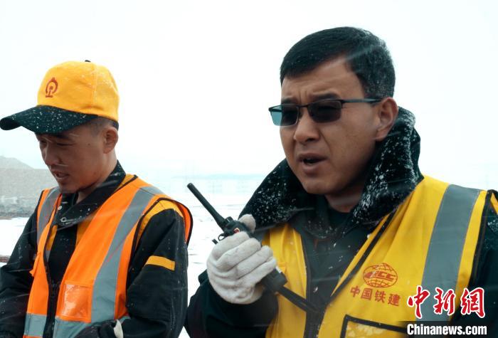 高錢勝在現(xiàn)場(chǎng)調(diào)度?！≈需F十二局供圖