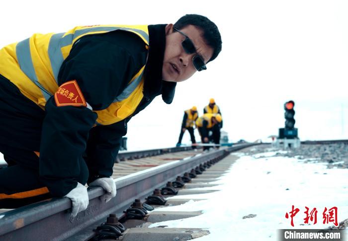 高錢勝檢查線路病害?！≈需F十二局供圖