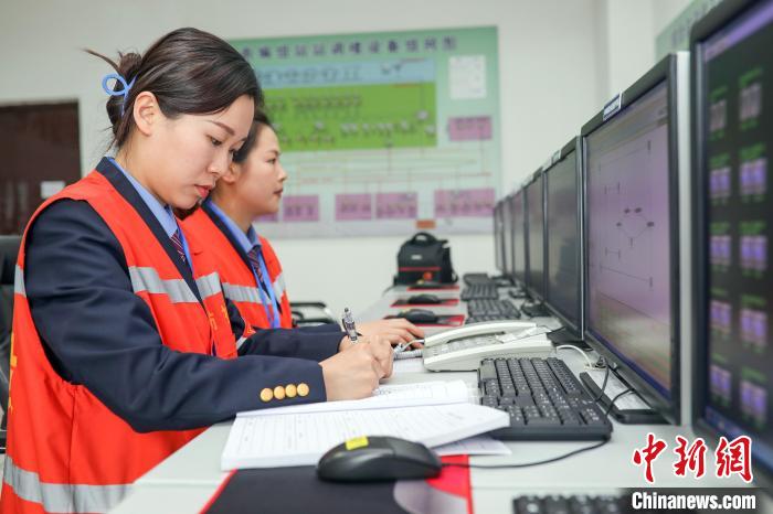 信號工黃慧雯和李思麗進行值班作業(yè)?！∨Ｏ?攝